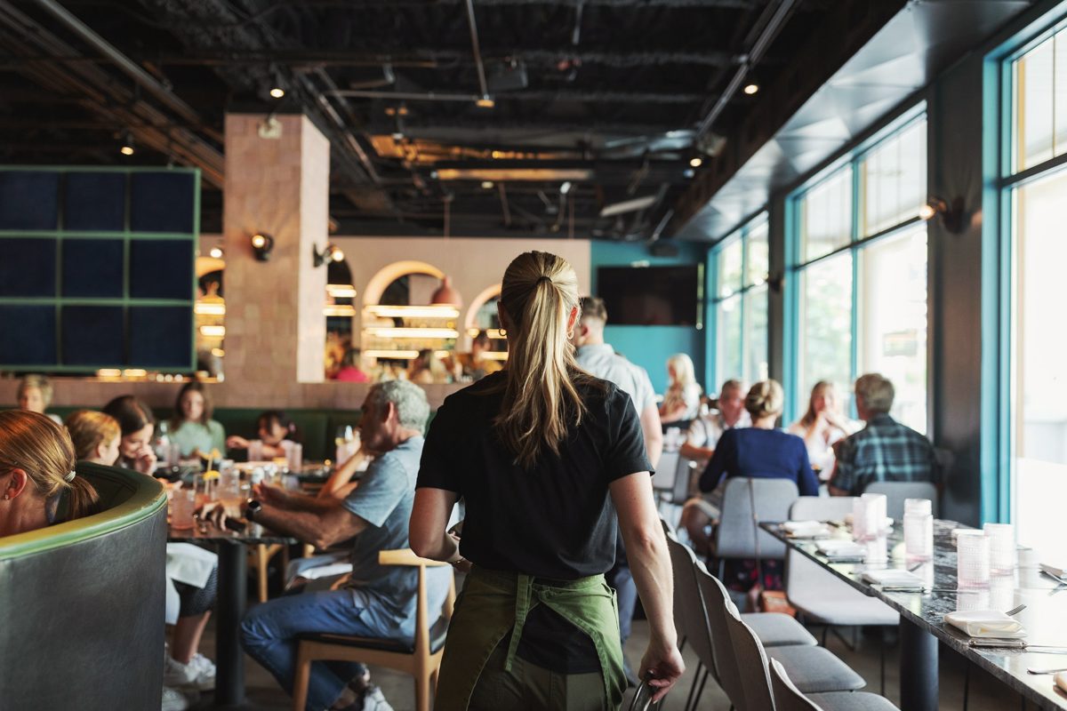 A full dining room in service